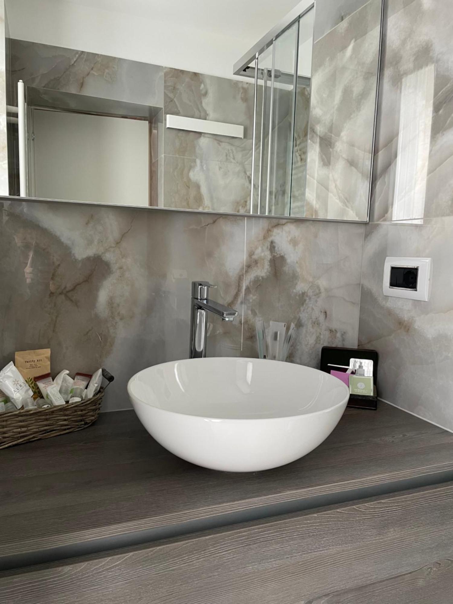 Peonia Apartment - Appartamento Vista Lago เลซเซโน ภายนอก รูปภาพ