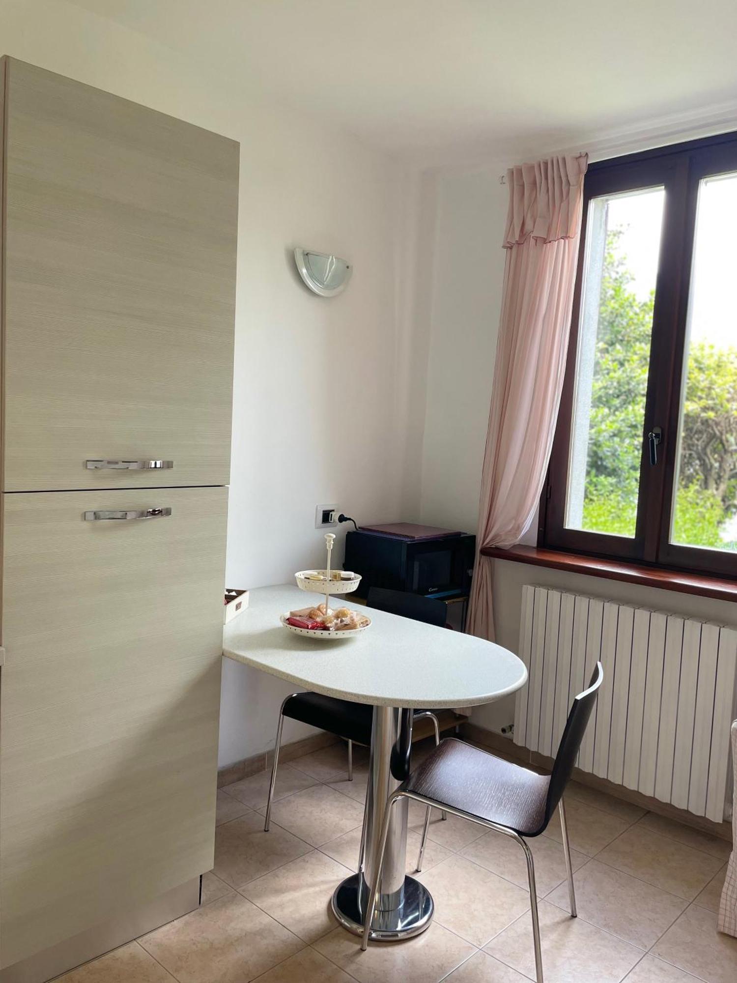 Peonia Apartment - Appartamento Vista Lago เลซเซโน ภายนอก รูปภาพ